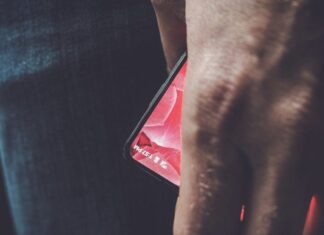 Andy Rubin creador de Android lanzará móvil llamado Essential Celular en la mano