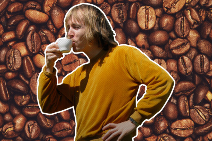 Hombre tomando café