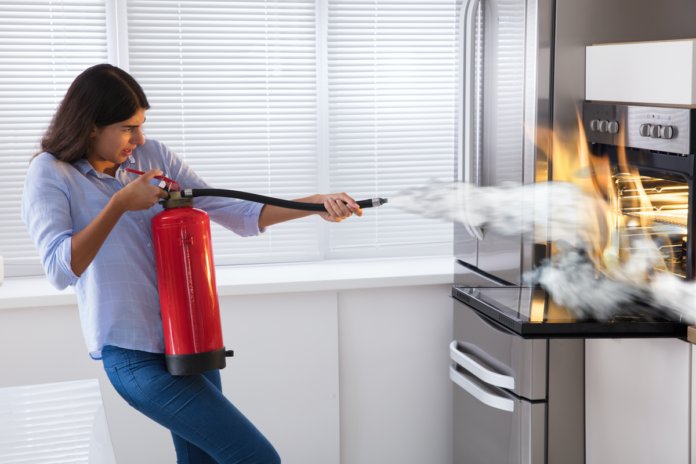 Apagar fuego cocina con extintor de incendios