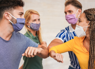 Los expertos en enfermedades advierten contra las grandes reuniones familiares en esta temporada navideña saludar con el codo