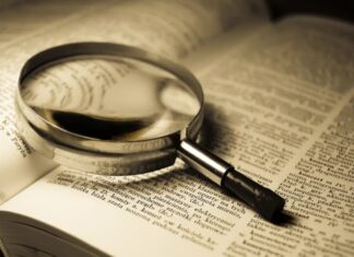 Webster Dictionary anuncia la palabra del año 2020: “Pandemia” lupa en libro